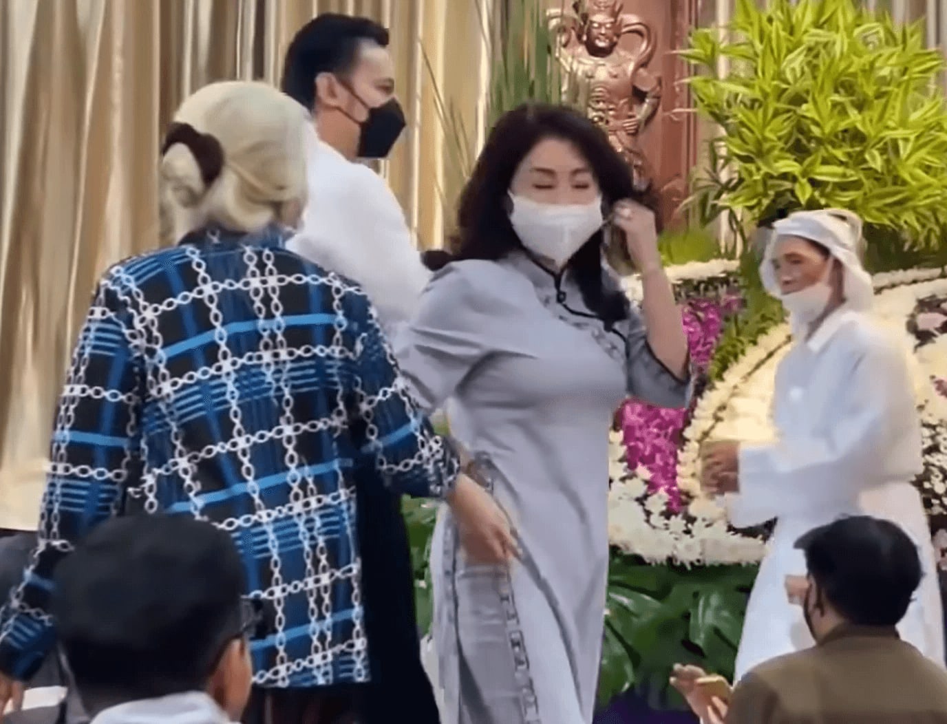 Bị chỉ trích vì bất kính trong đám tang nghệ sĩ Ngọc Đáng, Kim Tiểu Long bức xúc 4 Bị chỉ trích vì bất kính trong đám tang nghệ sĩ Ngọc Đáng, Kim Tiểu Long bức xúc - Ảnh 4.